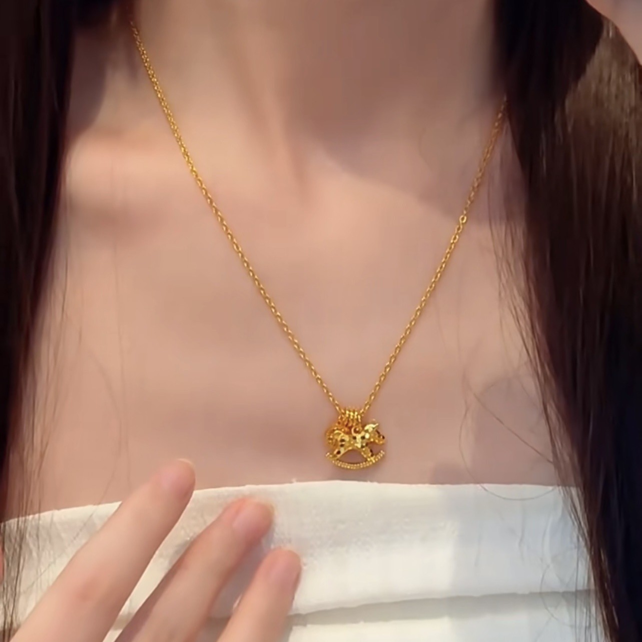 Sparkling Ice Crack Horse Pend - Coin Necklace Delicate 评论和价格