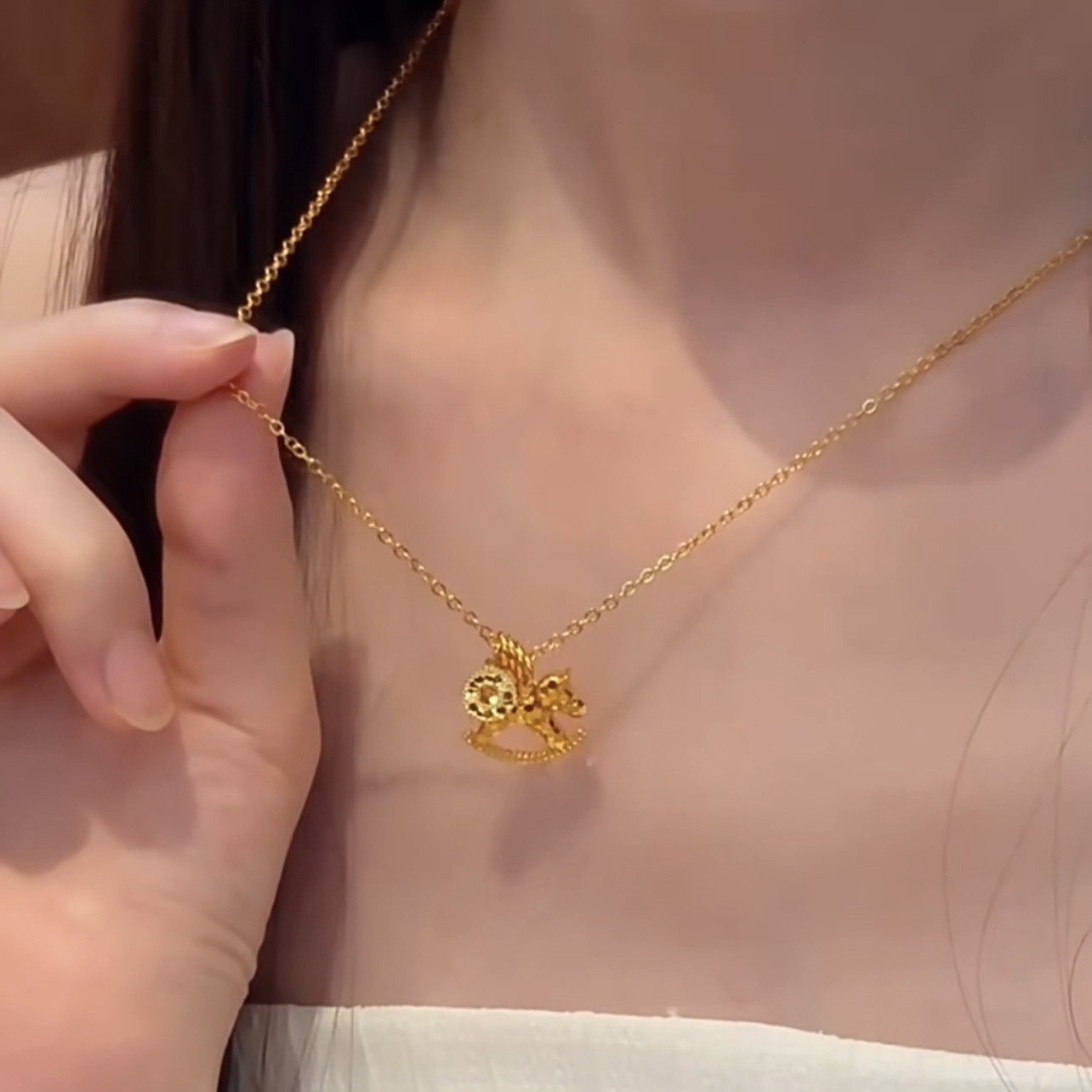 Sparkling Ice Crack Horse Pend - Coin Necklace Delicate 评论和价格